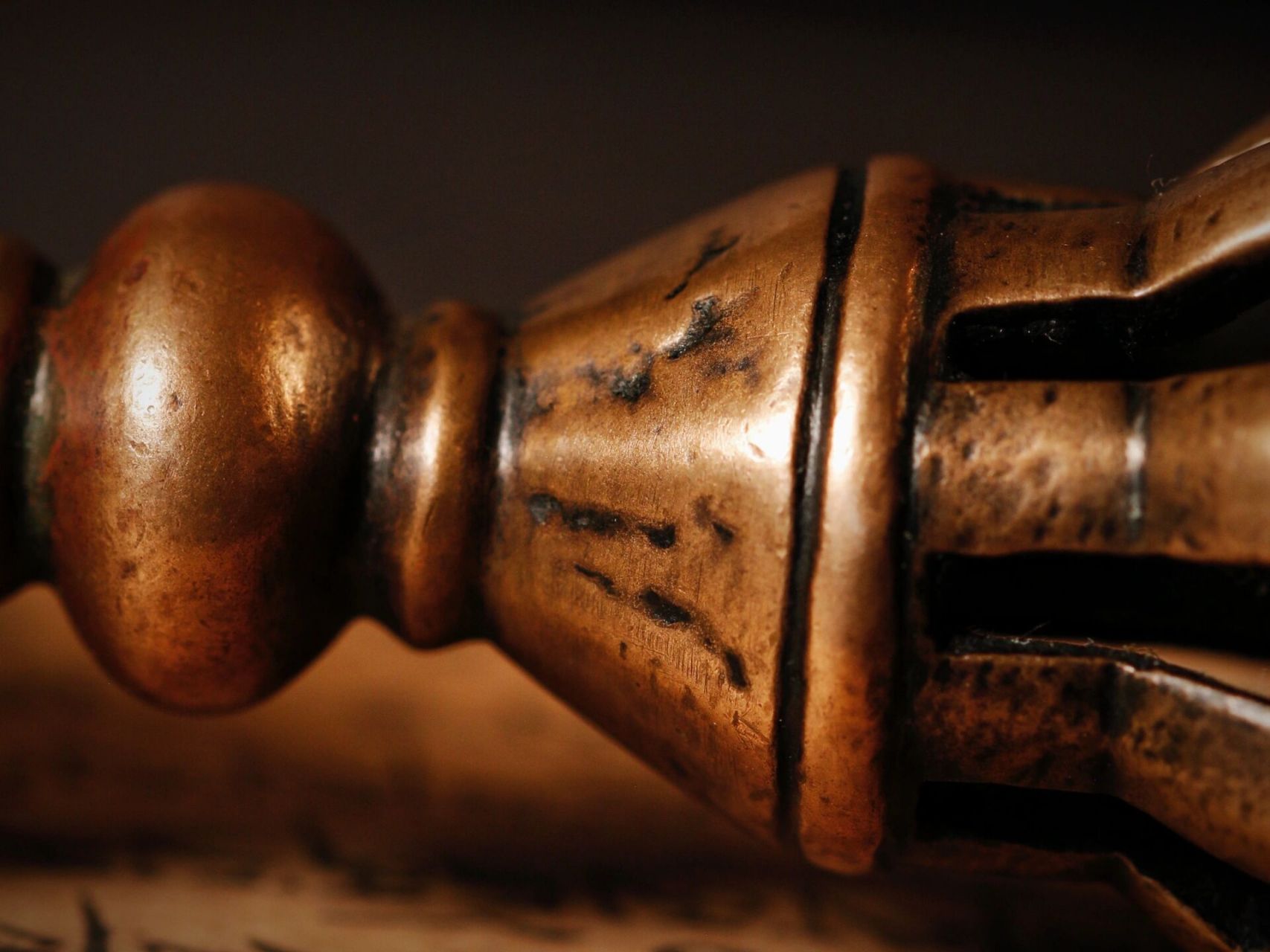 藏传法器之金刚杵 金刚杵又名"伐折罗",原古印度兵器,后被吸收为法器.