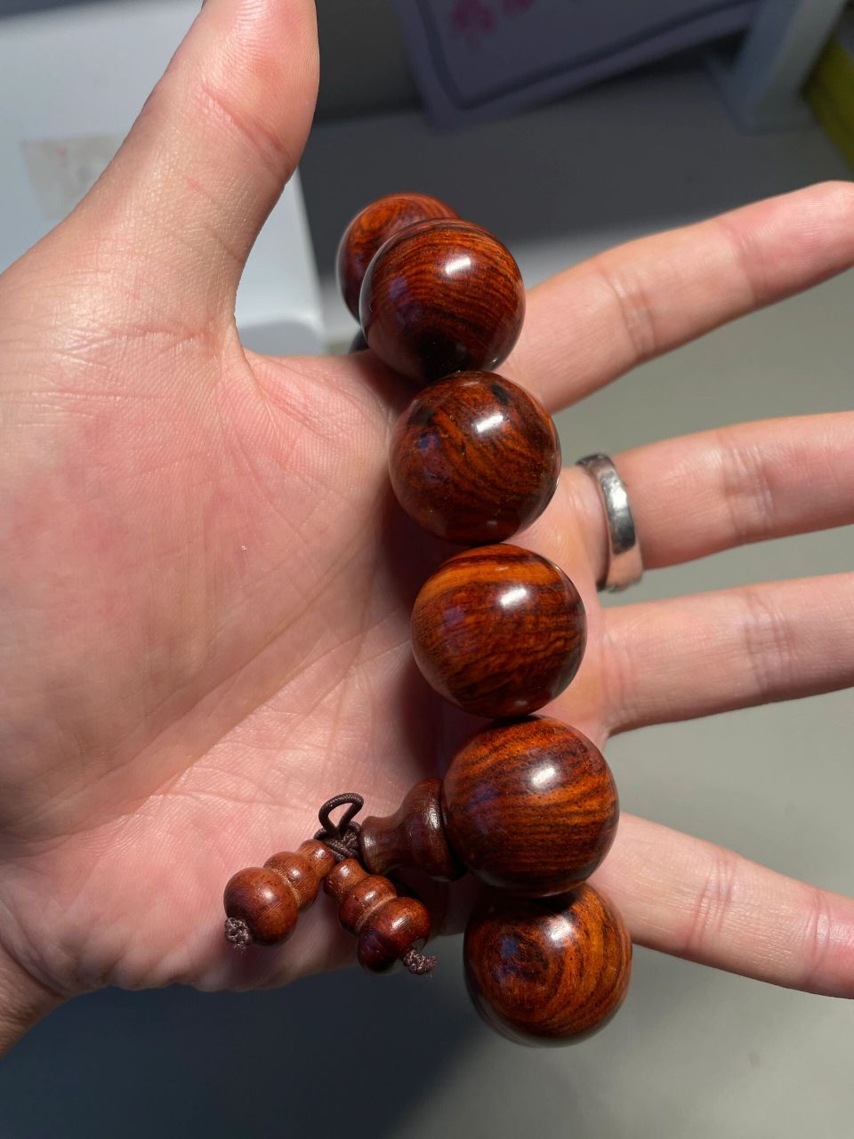 藤香木黄花梨手串烟花纹留疤 没有经过任何修图的原图,可以清晰的看得