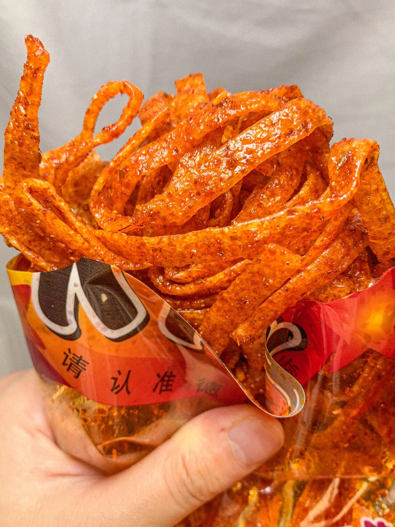 求不停产! 这个辣条是一条一条的,很有劲道,而且一袋分量很足.