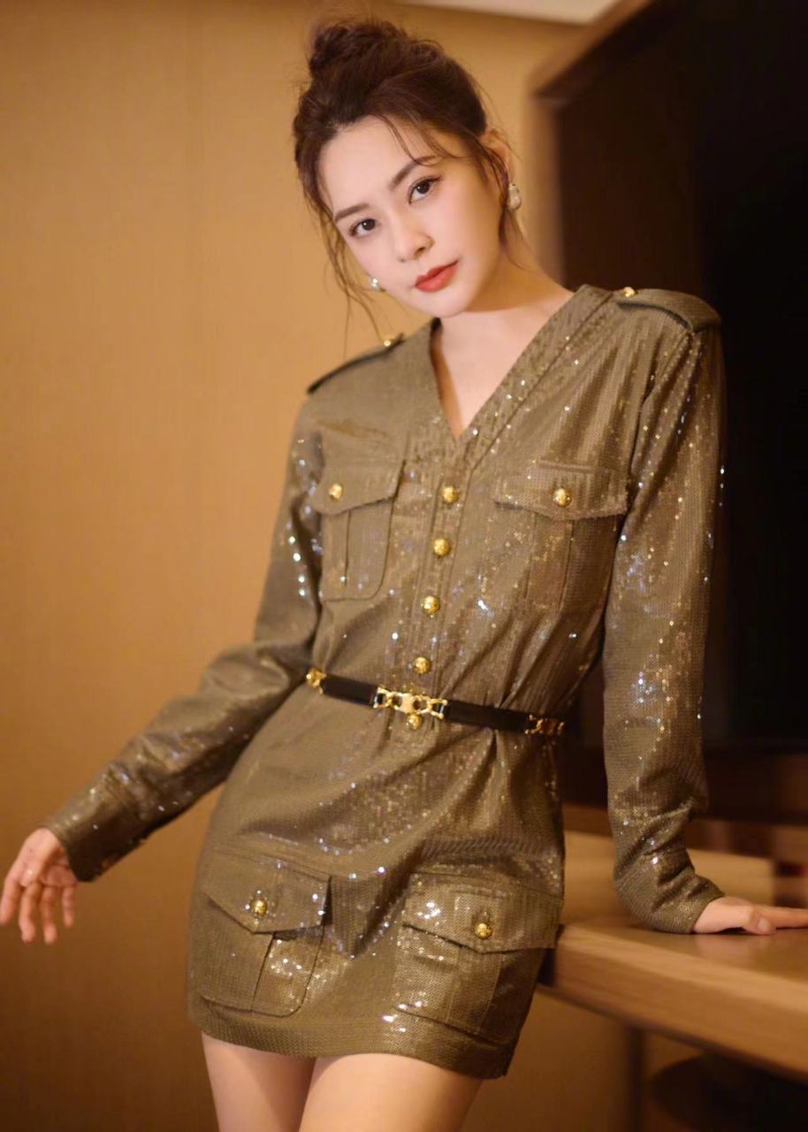 twins蔡卓妍,鍾欣潼合體營業啦99綠裙泛起粼粼波光,牛仔魚尾裙隨性