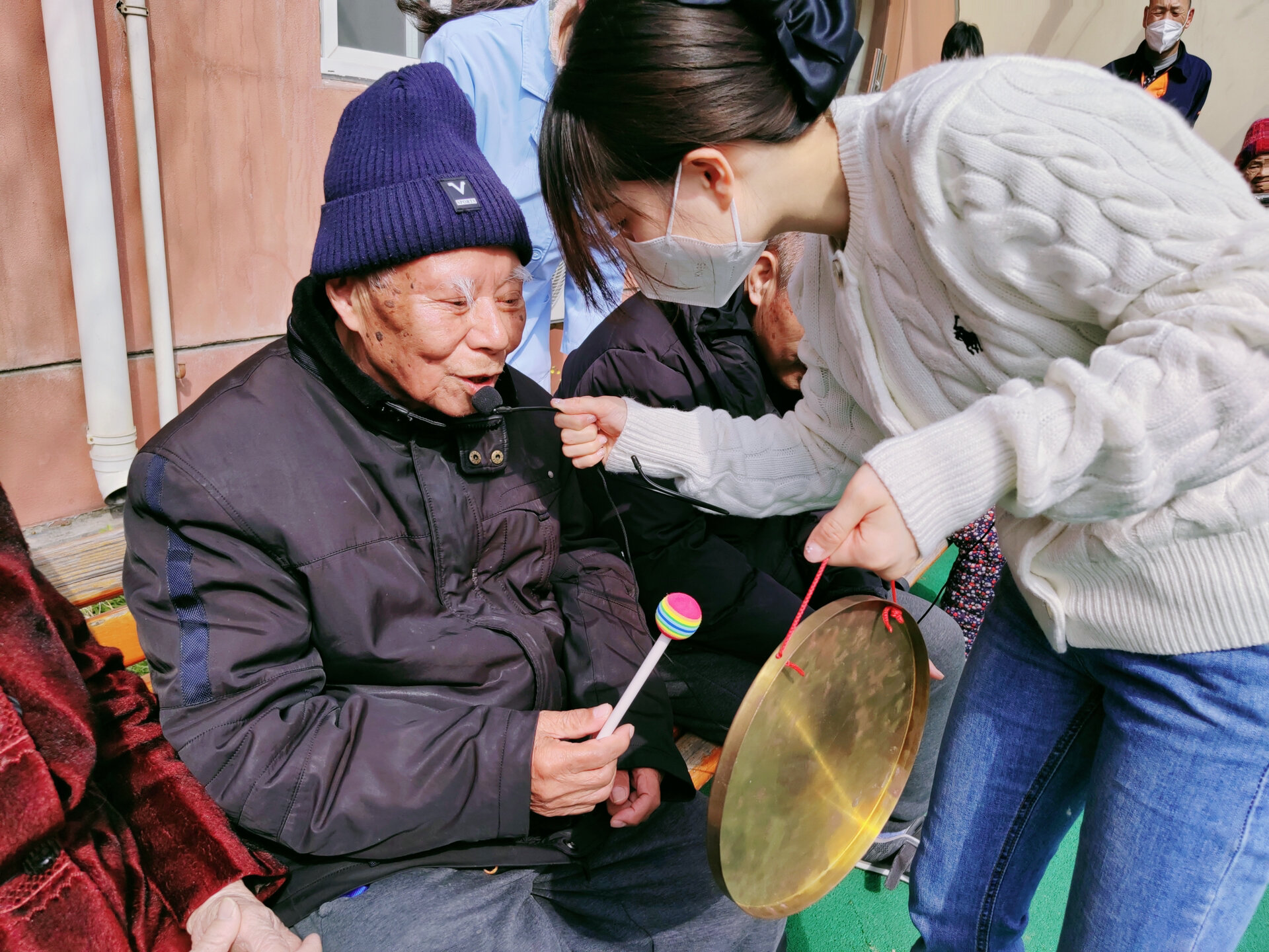 音乐治疗师在老年人领域的治疗日常 这是一群年事已高,行动不便,有些