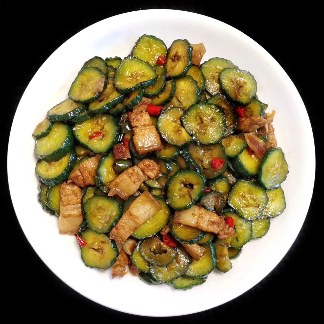 黄瓜钱炒肉 黄瓜钱炒肉: 1,黄瓜切2毫米左右厚的圆片,加盐腌半个小时