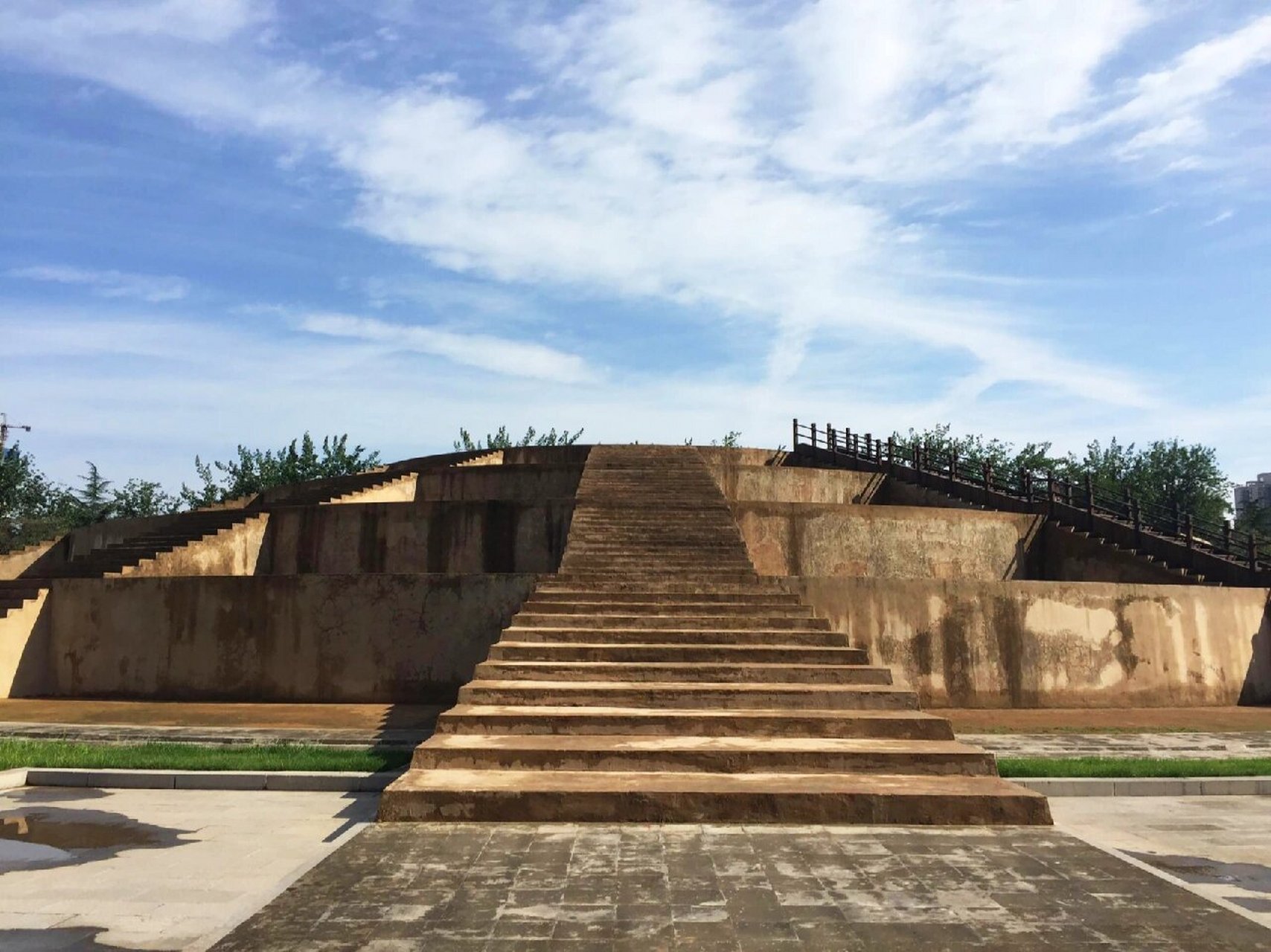 西安城南隋唐长安天坛圜丘遗址公园 西安天坛始建于隋文帝开皇十年