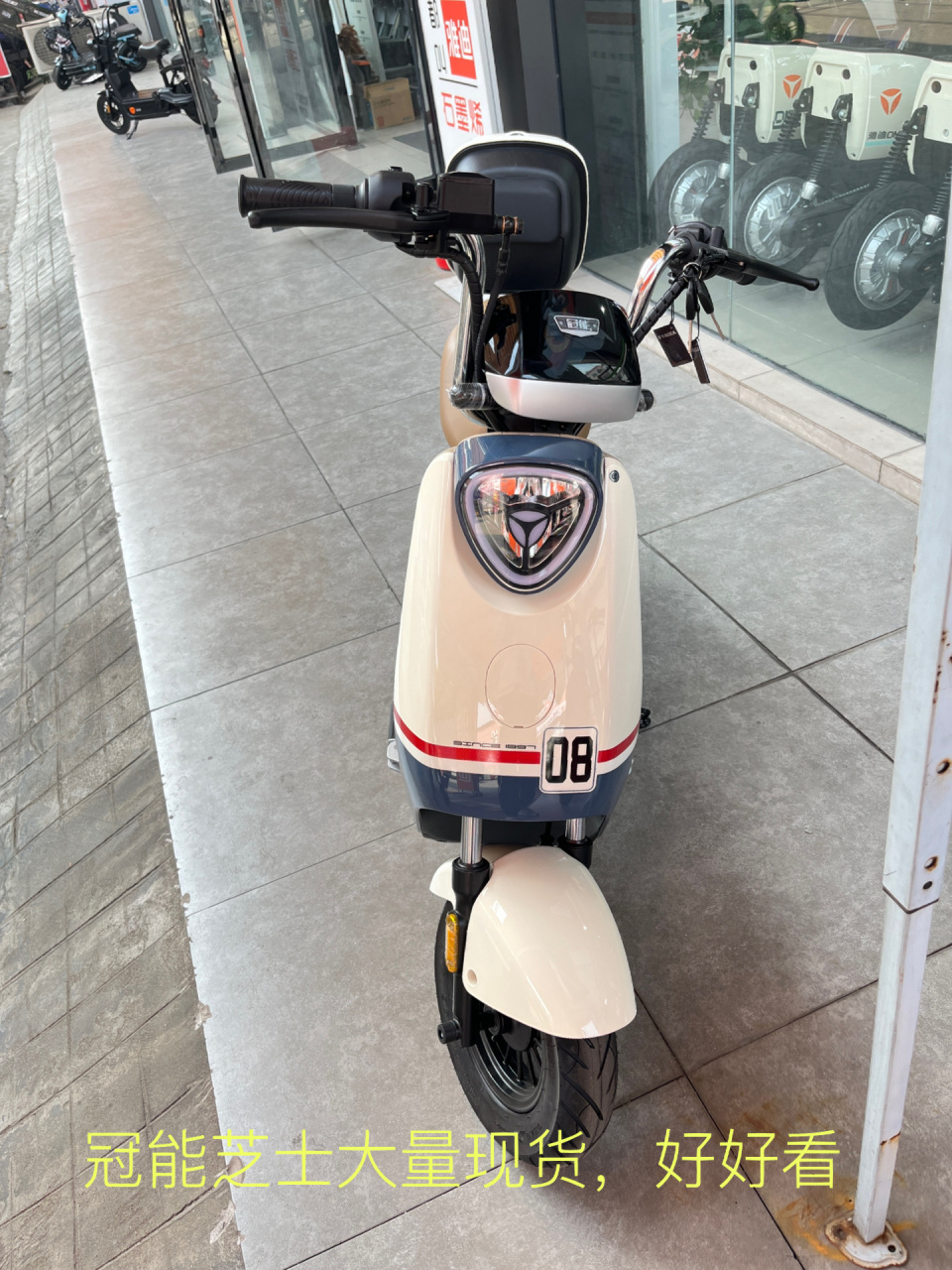 雅迪冠能芝士,搭配石墨烯电池,续航超长 前后液压减震,配篮子,配尾箱.