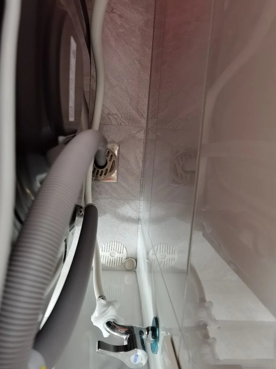 方法如下:1,买了洗衣机脚垫,洗衣机增高8-10公分;2,买了潜水艇的洗衣