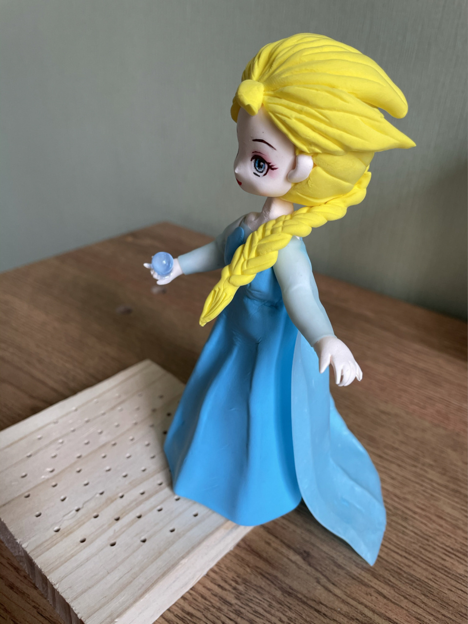 超轻粘土 手工制作 艾莎 超轻粘土 冰雪奇缘 艾莎公主 在网上没找到