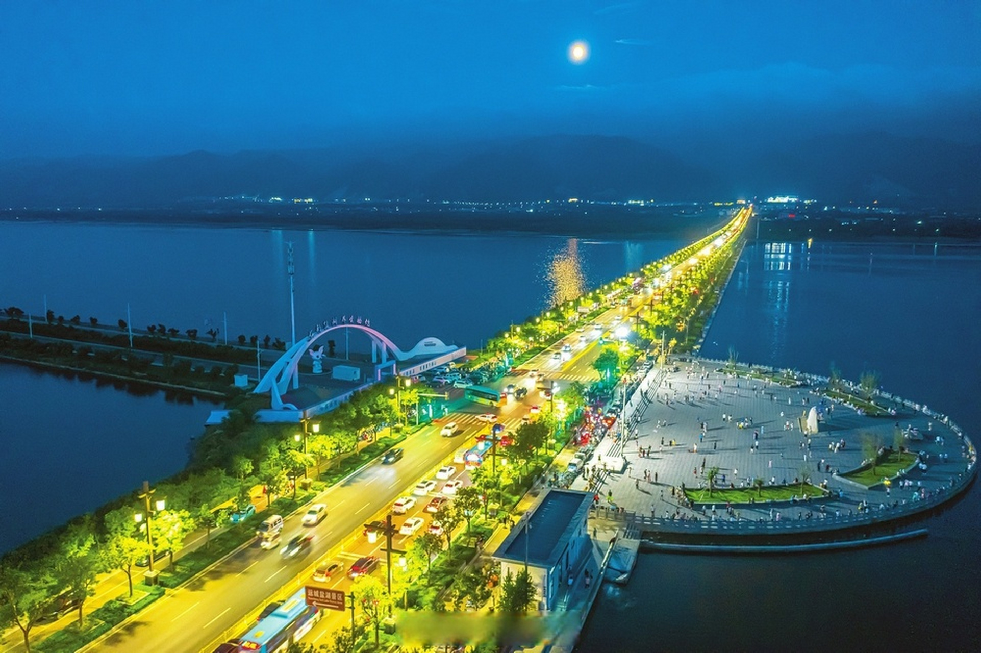 【夏日盐湖 夜色璀璨】7月31日晚,运城七彩盐湖景区夜景璀璨夺目,众多