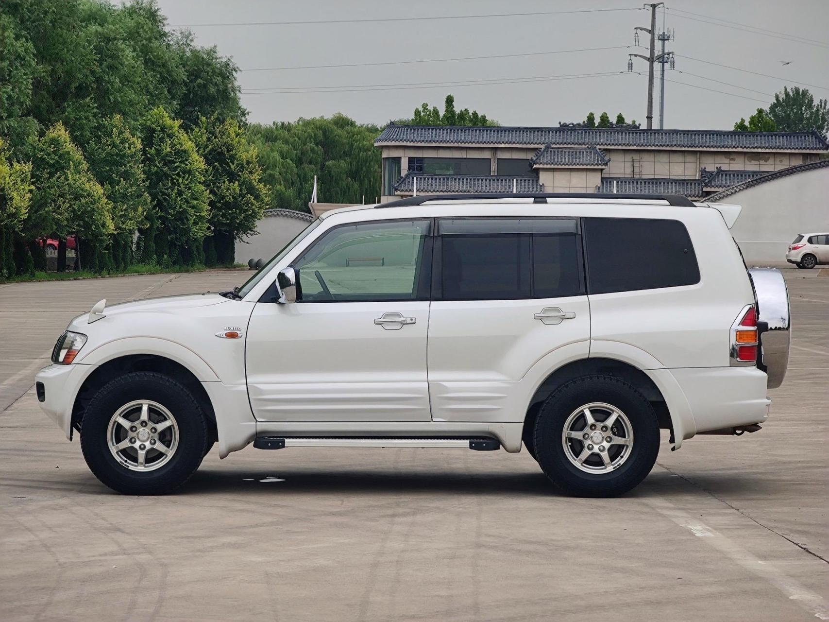 本土版三菱帕杰罗v75(右舵)搭载3.5缸内直喷发动机,超选四驱.