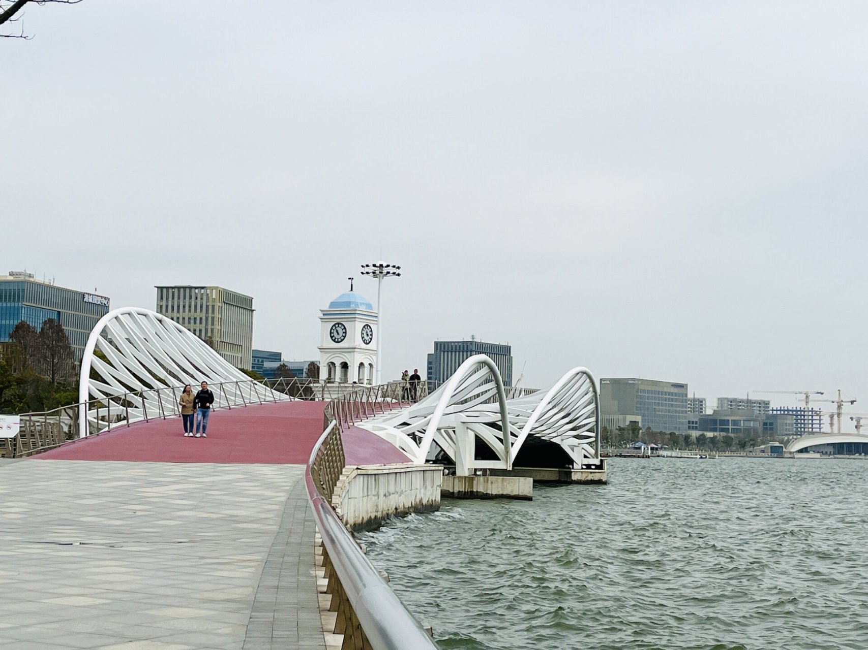 上海·滴水湖 滴水湖环湖景观带的设计感与体验感都比较强,整体风格