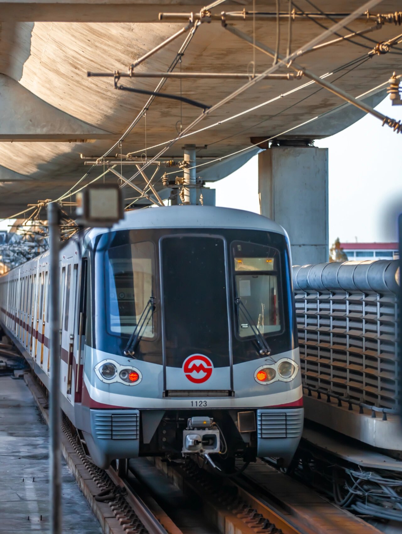 上海地铁11号线罗山路地铁站列车 上海地铁11号线上行至罗山路地铁站