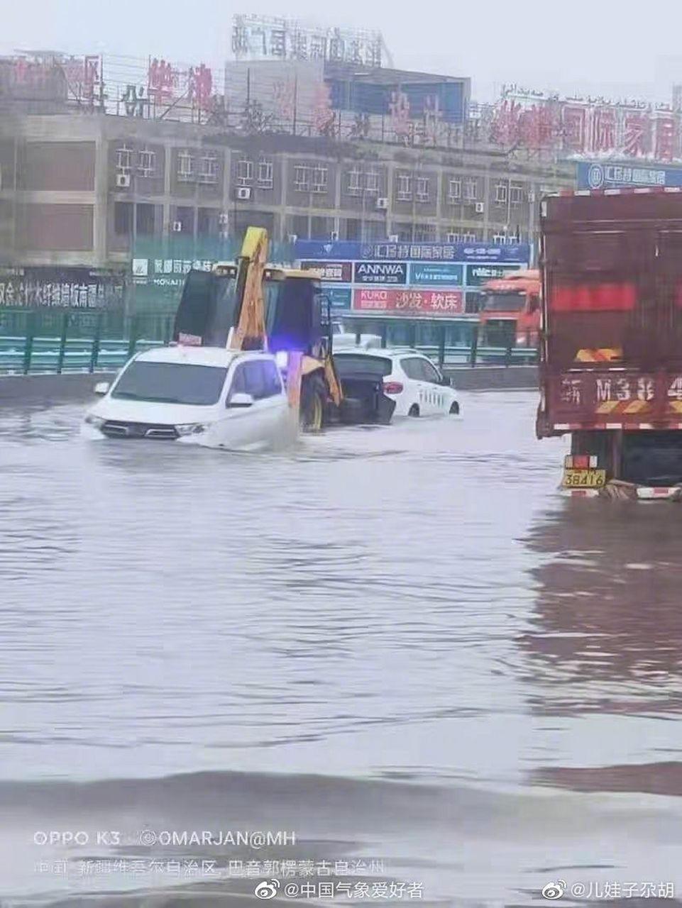 新疆沙漠边缘城市库尔勒网友拍摄的淹水场景