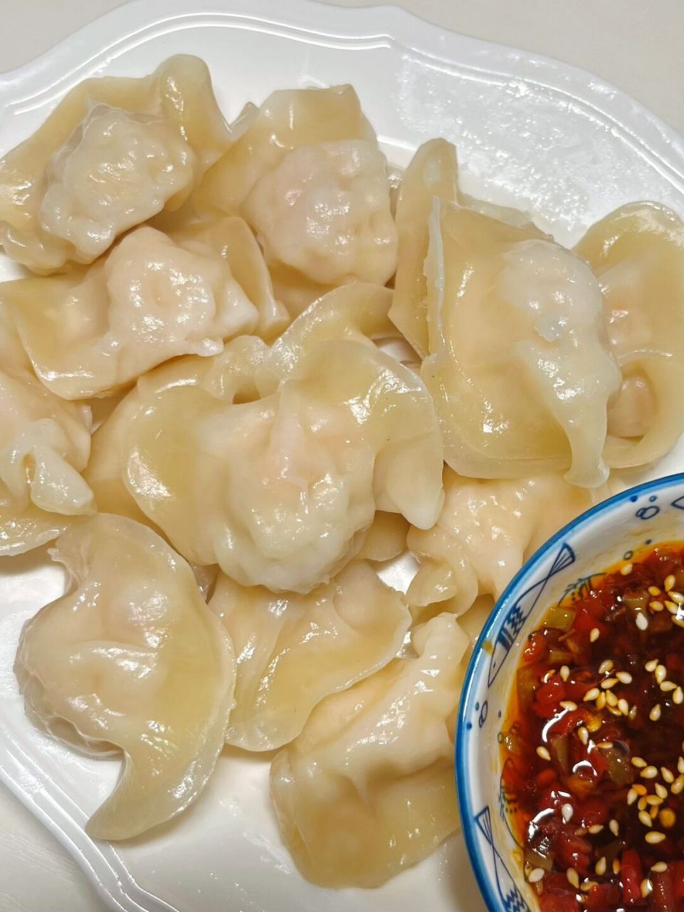 在超市随手拿的虾饺! 皮薄馅足又筋道! 不是软塌塌的那种!