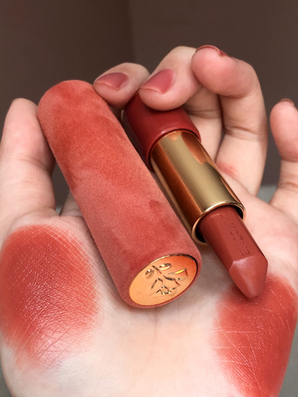 一个兰蔻274丝绒口红的预告试色 就随便抹了几下 太美了5555555 加上