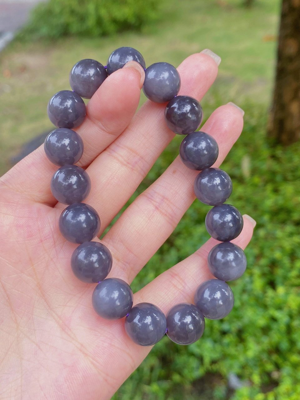 无法抵抗的冷美人,和田玉烟紫手串 烟紫在和田玉有色玉种中,是浪漫和