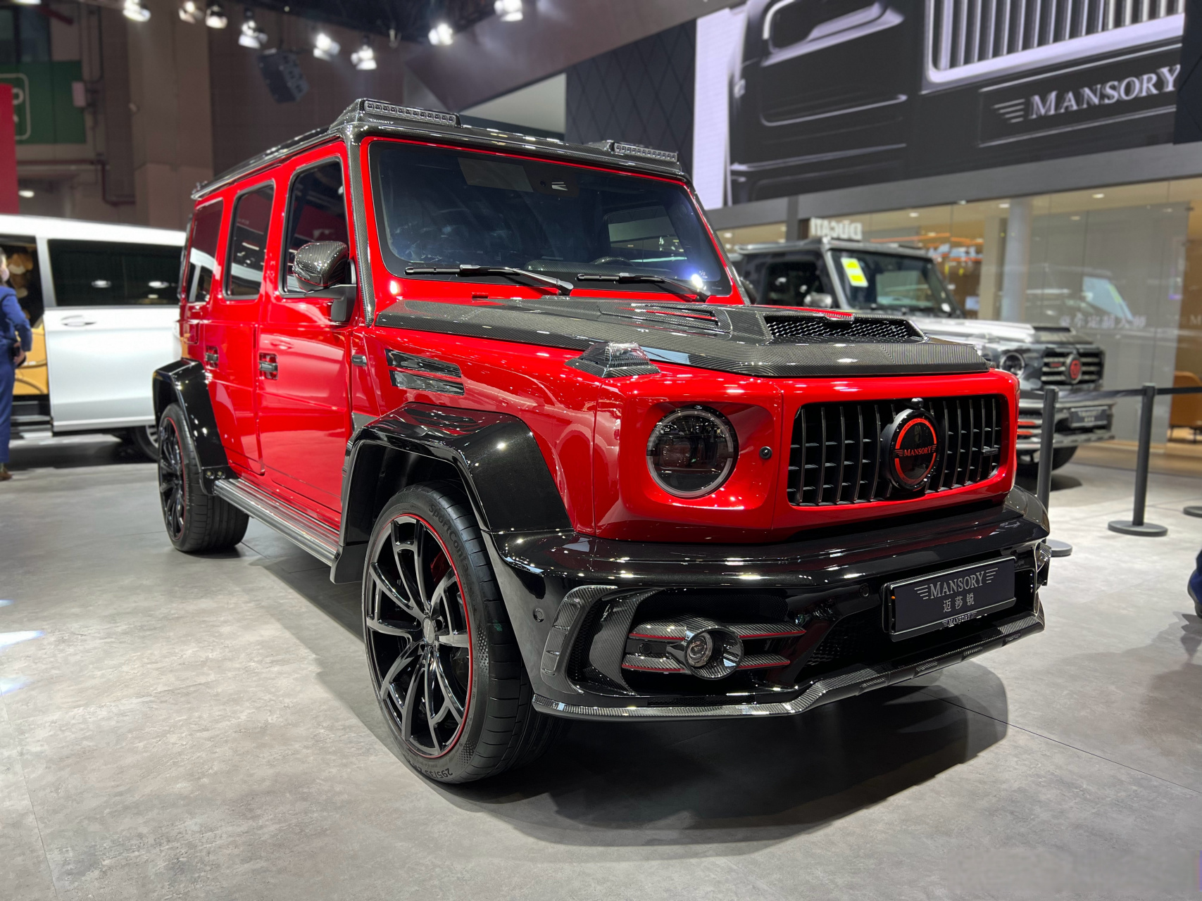 豪车超跑# 来自迈莎锐的g63 p720,黑红的配色,外加外观满满的碳衔维