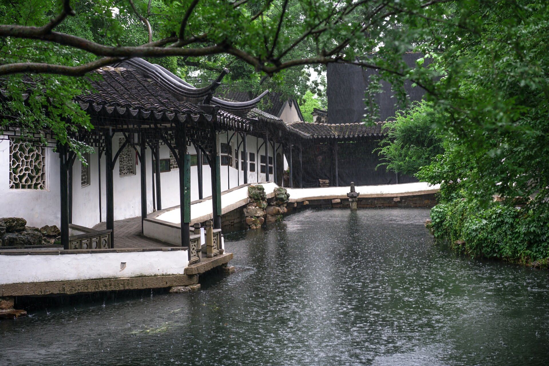 苏州园林里最具特色,也是唯一的贴水长廊7515 拙政园最具特色之一