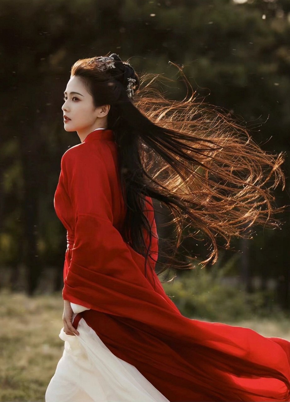 白鹿·红衣造型 7515 红衣侠女风,好飒好米 给积极营业的女明星点