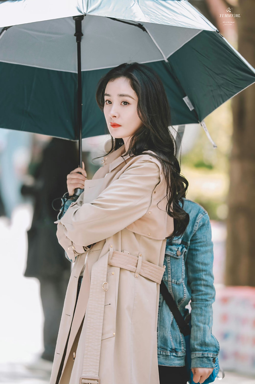 杨幂撑伞# 既然提到撑伞,氛围感美女必然不能缺席 杨幂 撑伞出圈赏技