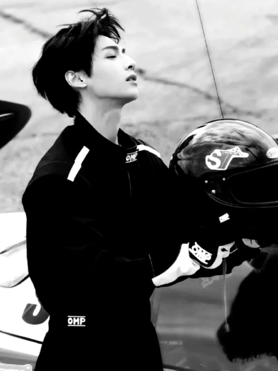 罗云熙也太帅了吧99 请把这个赛车服焊死在罗云熙身上,好bking