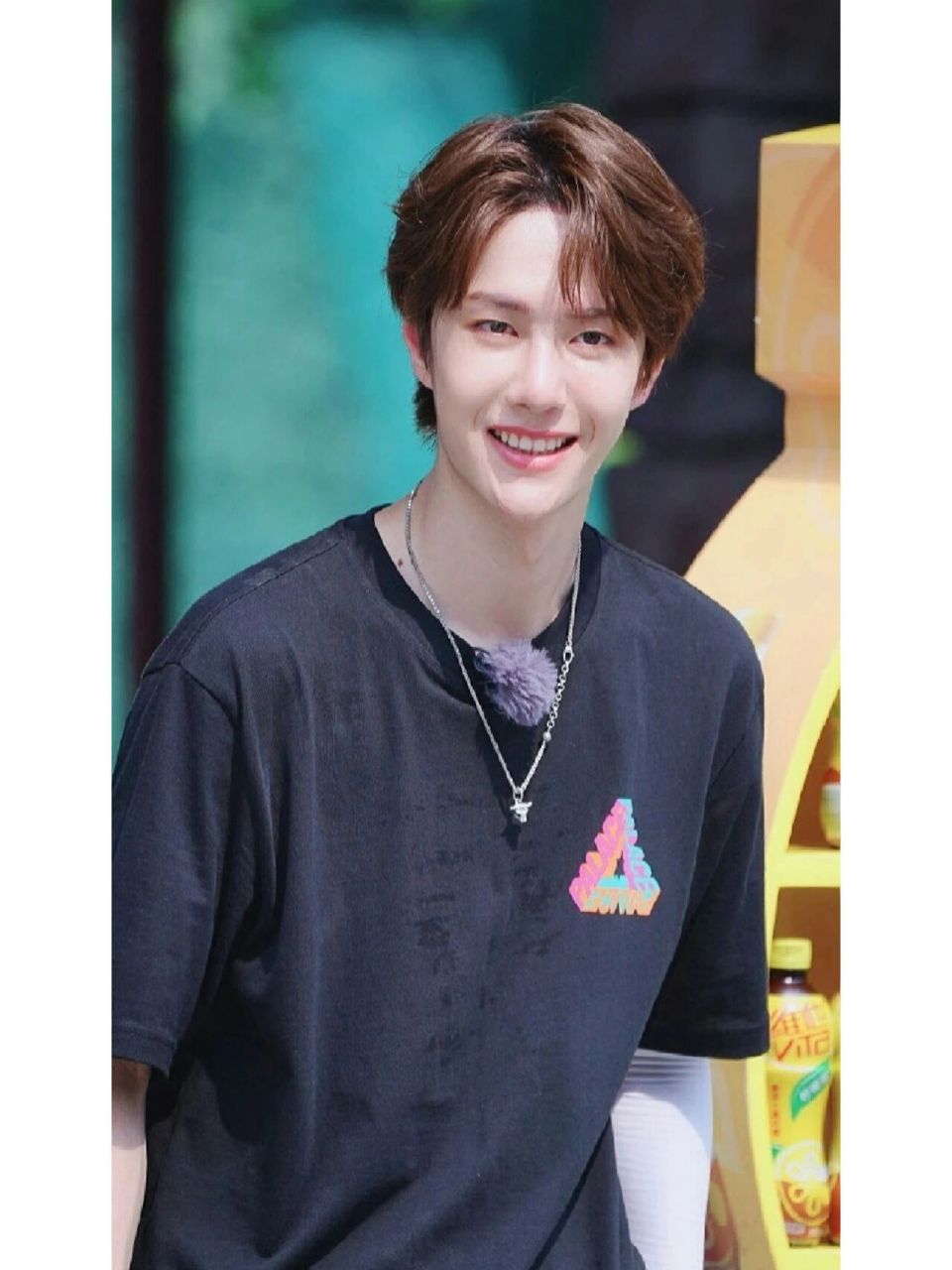 王一博 笑容图片 希望你可以一直开心下去.