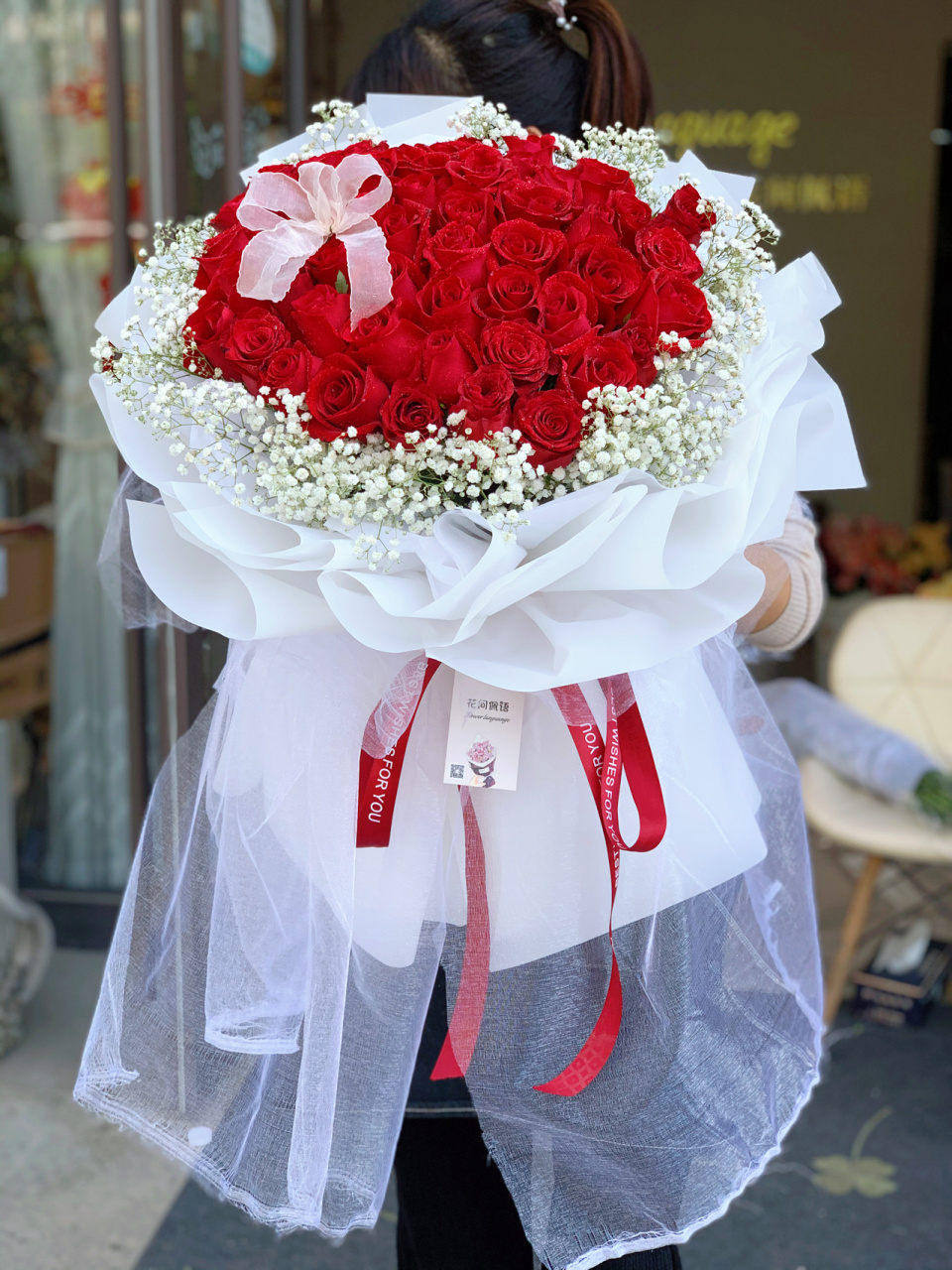 52朵红玫瑰 52朵红玫瑰花束,数字52谐音吾爱,52朵花语是我爱你代表着