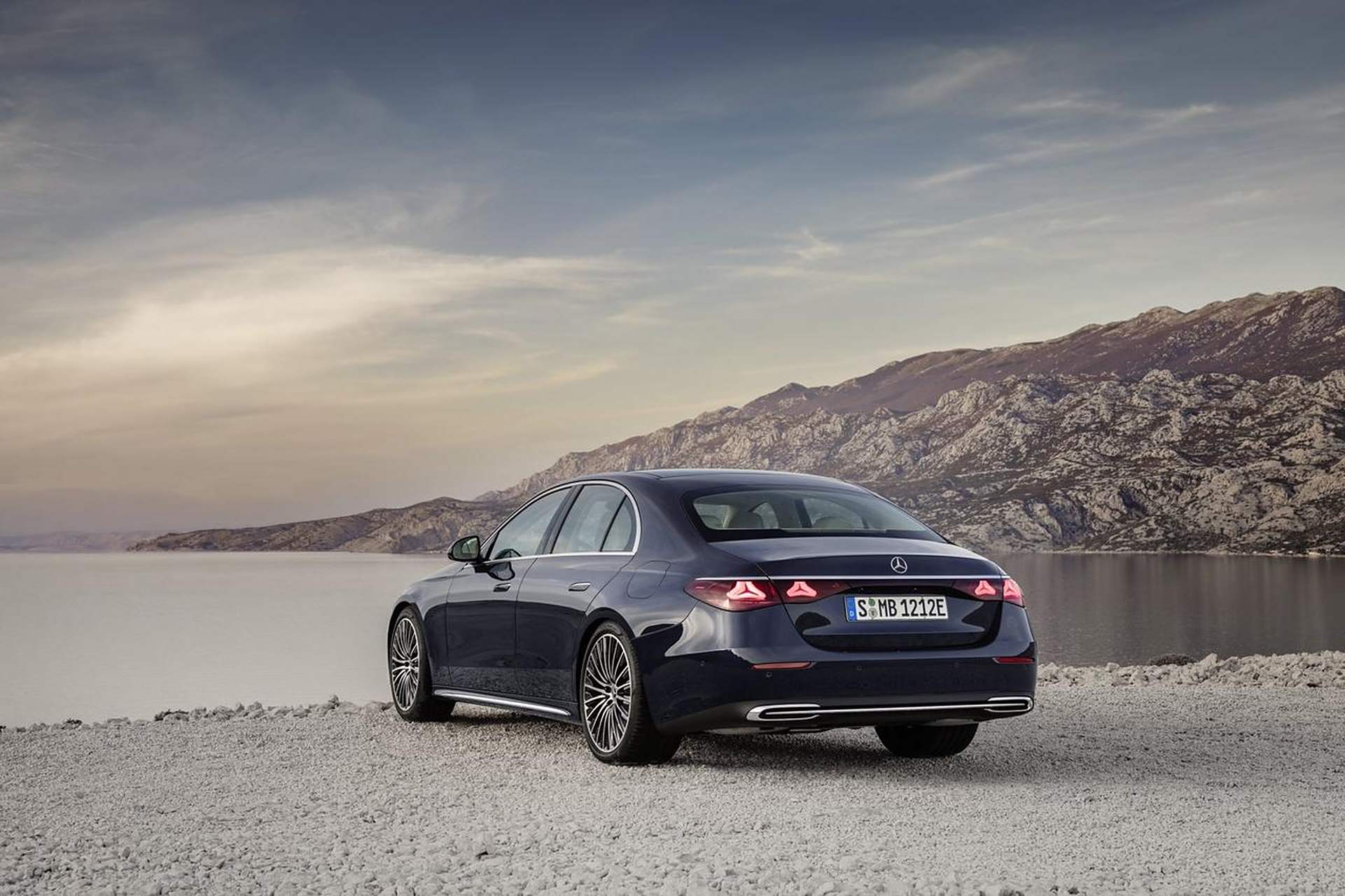 w214新一代奔驰e级,个人觉得立标版很帅,有上一代奔驰s级的感觉 大标