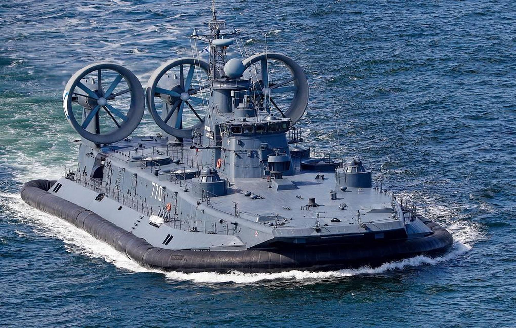 野牛的前世今生. 958型气垫登陆艇,12322型苏制气垫登陆艇直观对比.