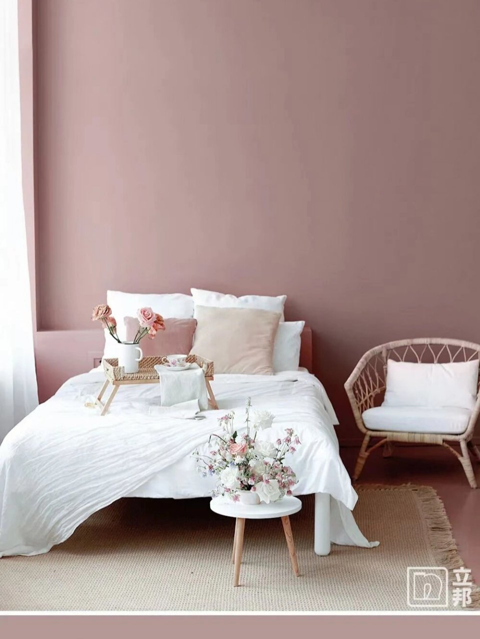 卧室背景墙脏粉色——立邦褐珊瑚色号 偏向于低饱和度的褐珊瑚带着一
