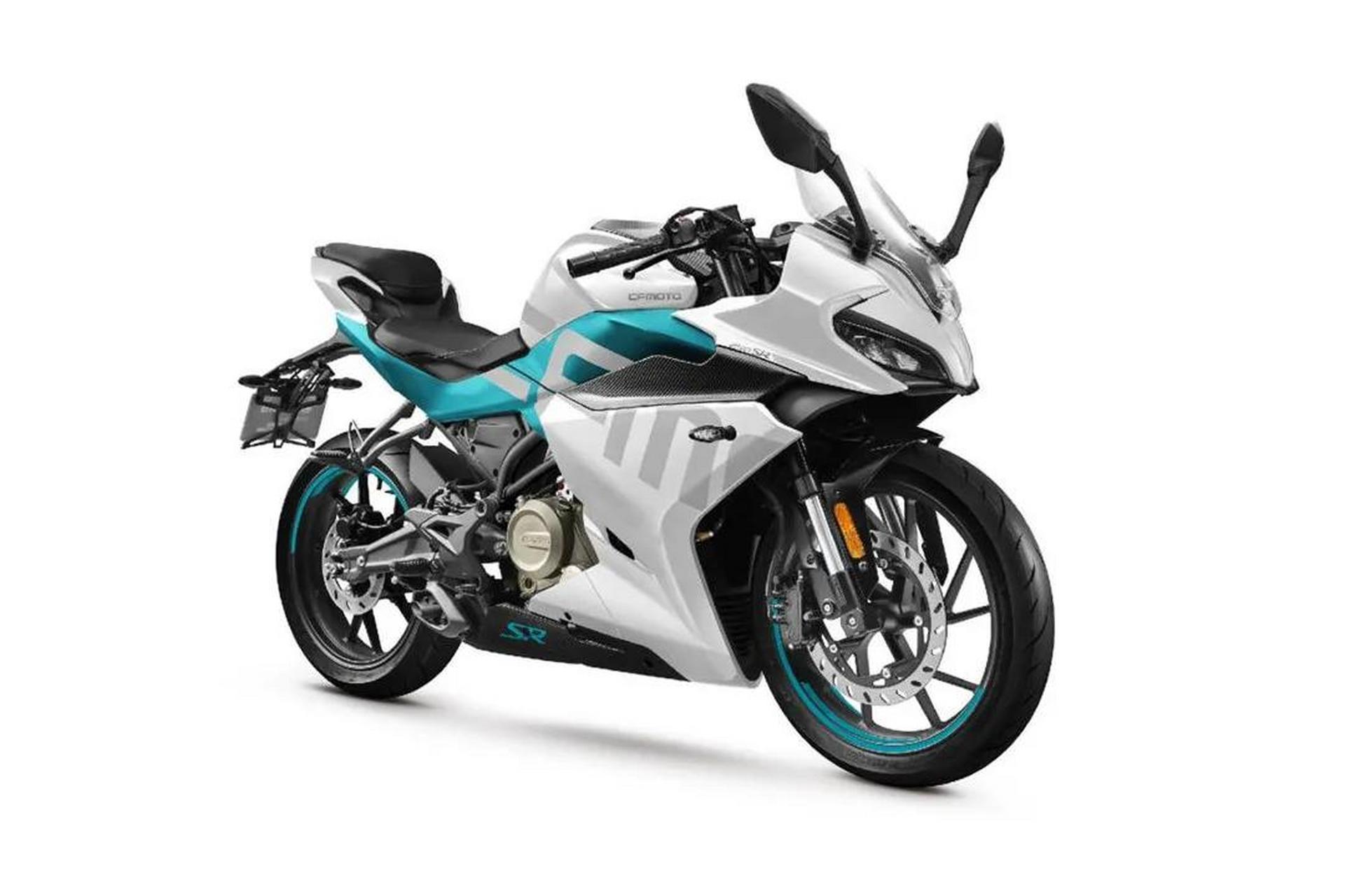 春风250sr的夏日骑行  在炎炎烈日下,一辆亮丽的春风250sr摩托车成为