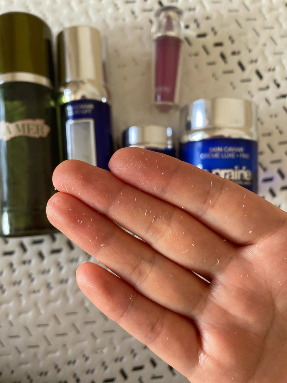 la prairie莱珀妮搓泥如何解决 本人35 ,混油型皮肤,使用过的莱珀妮