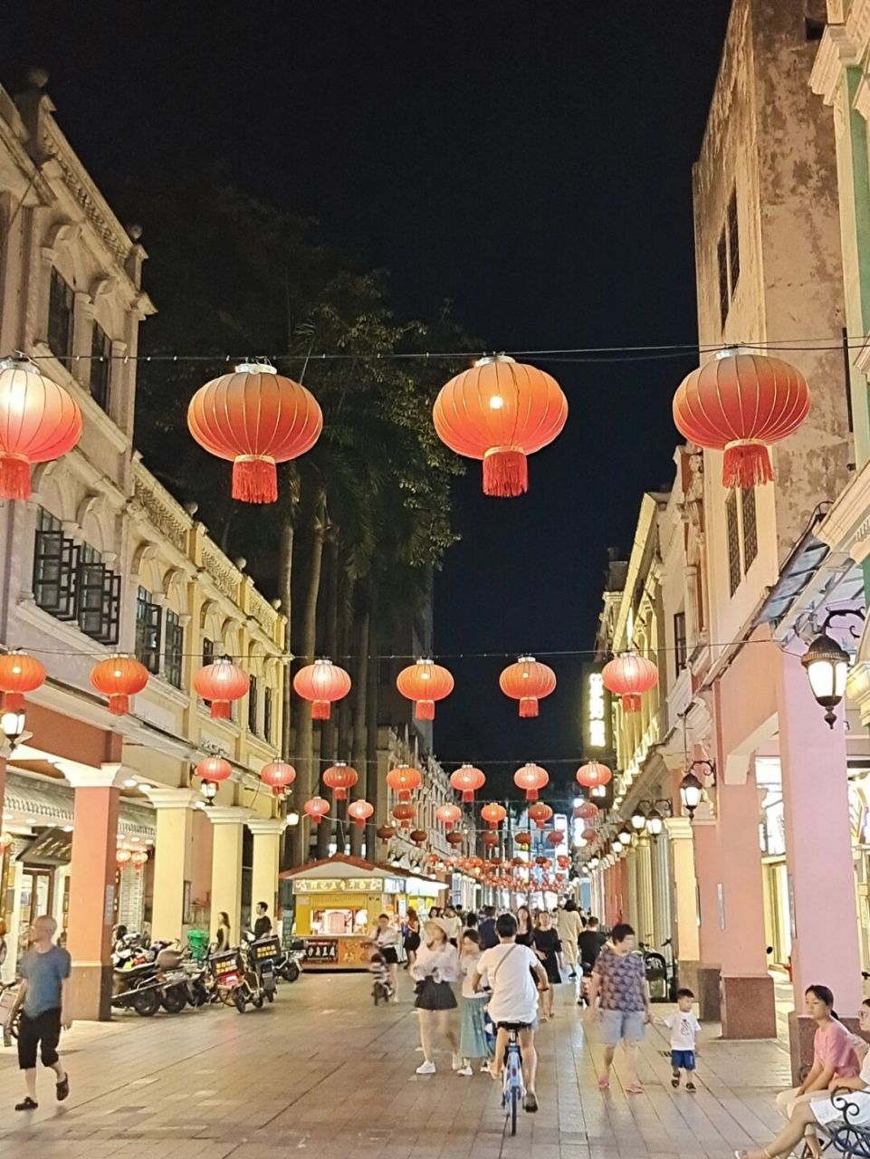 去佛山顺德游玩的人都知道,顺德有一个非常知名的步行街,它就是华盖