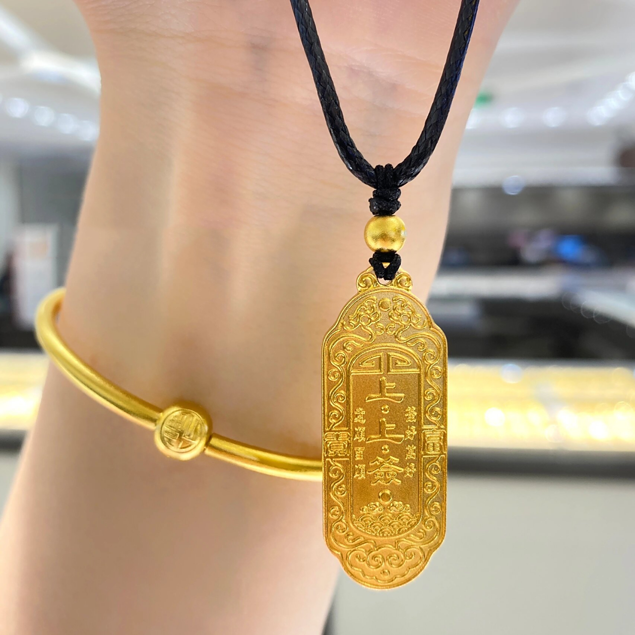 轻松打造潮流boy的造型赞 男士们绝对无法拒绝无事牌黄金吊坠97