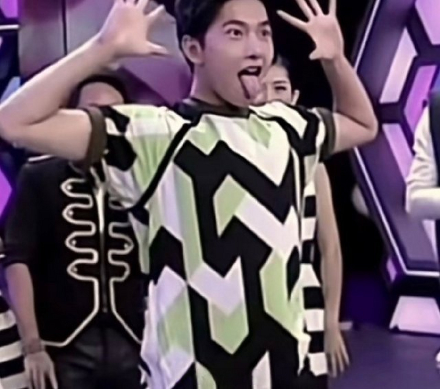 杨洋这几张油腻吐舌头的图还有点可爱是怎么回事.