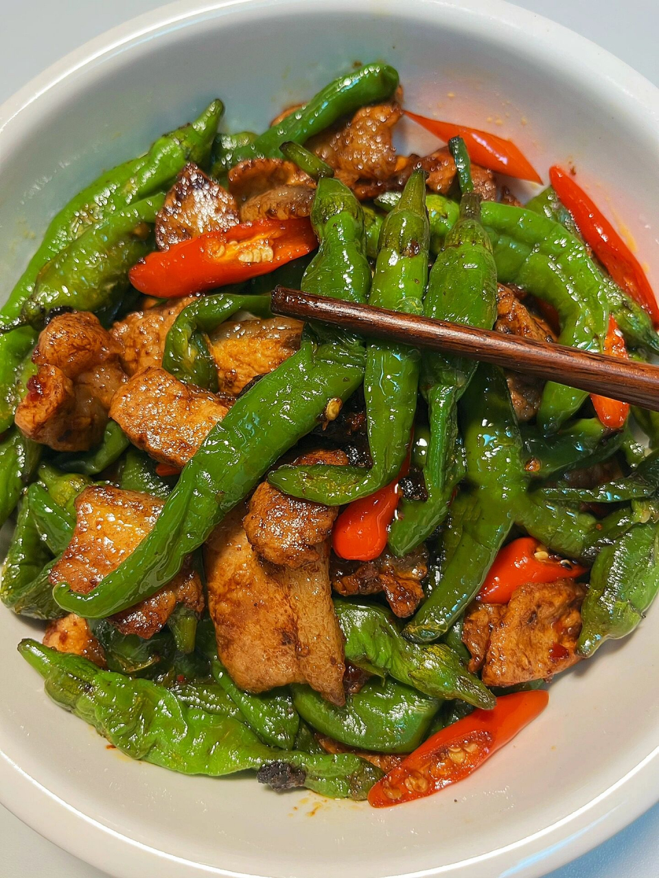 好吃的辣椒炒肉来啦～ 我好爱辣椒炒肉99我都说腻了!