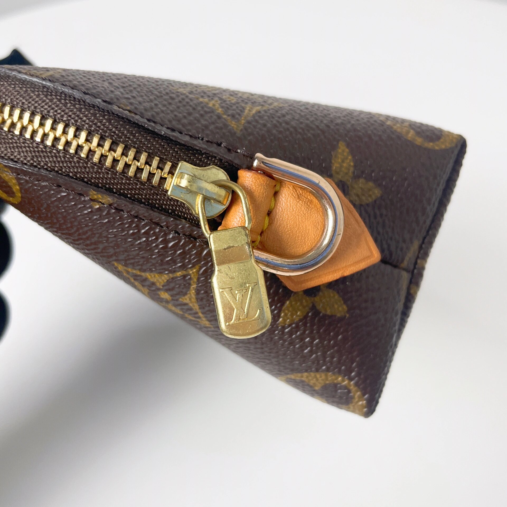 louis vuitton|lv贝壳包化妆包 小号 现代款,专柜在售,成色超好 公价