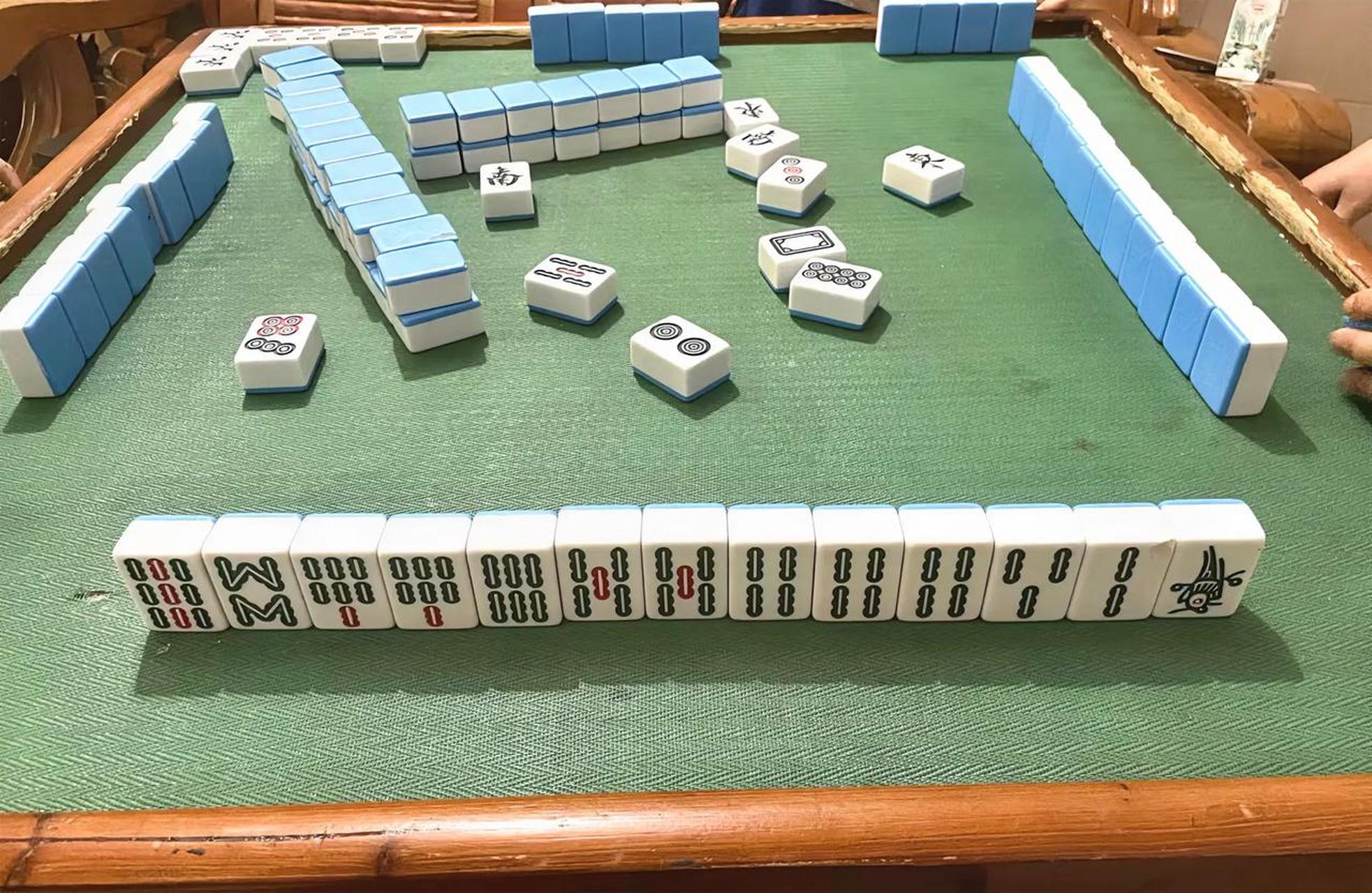 终于摸一把清一色,但到底几飞叫?(广东麻将)