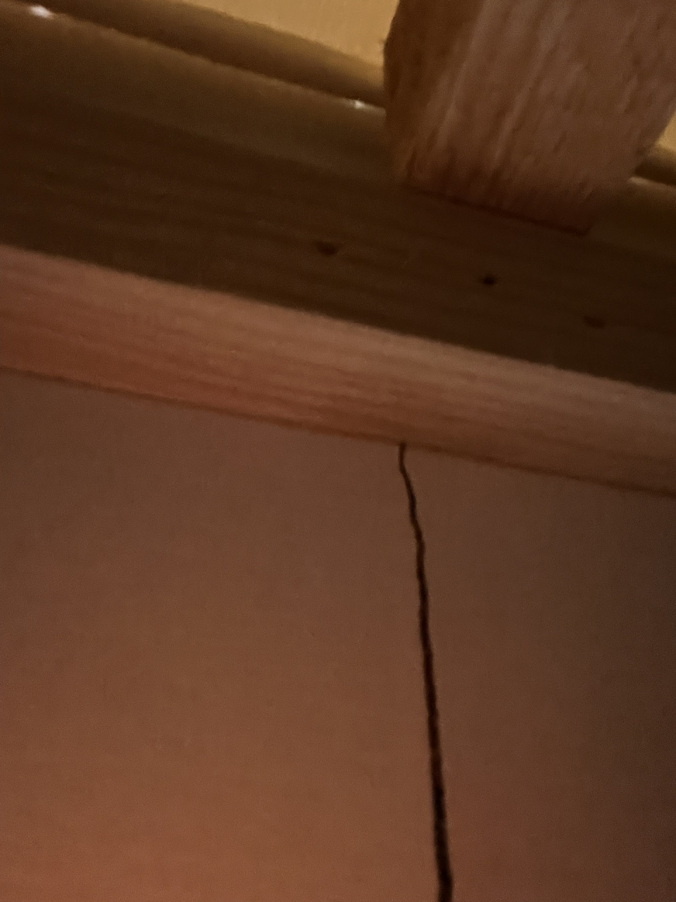 出租屋床裂了咋办 只能换这个一个板子吗,我涂了乳