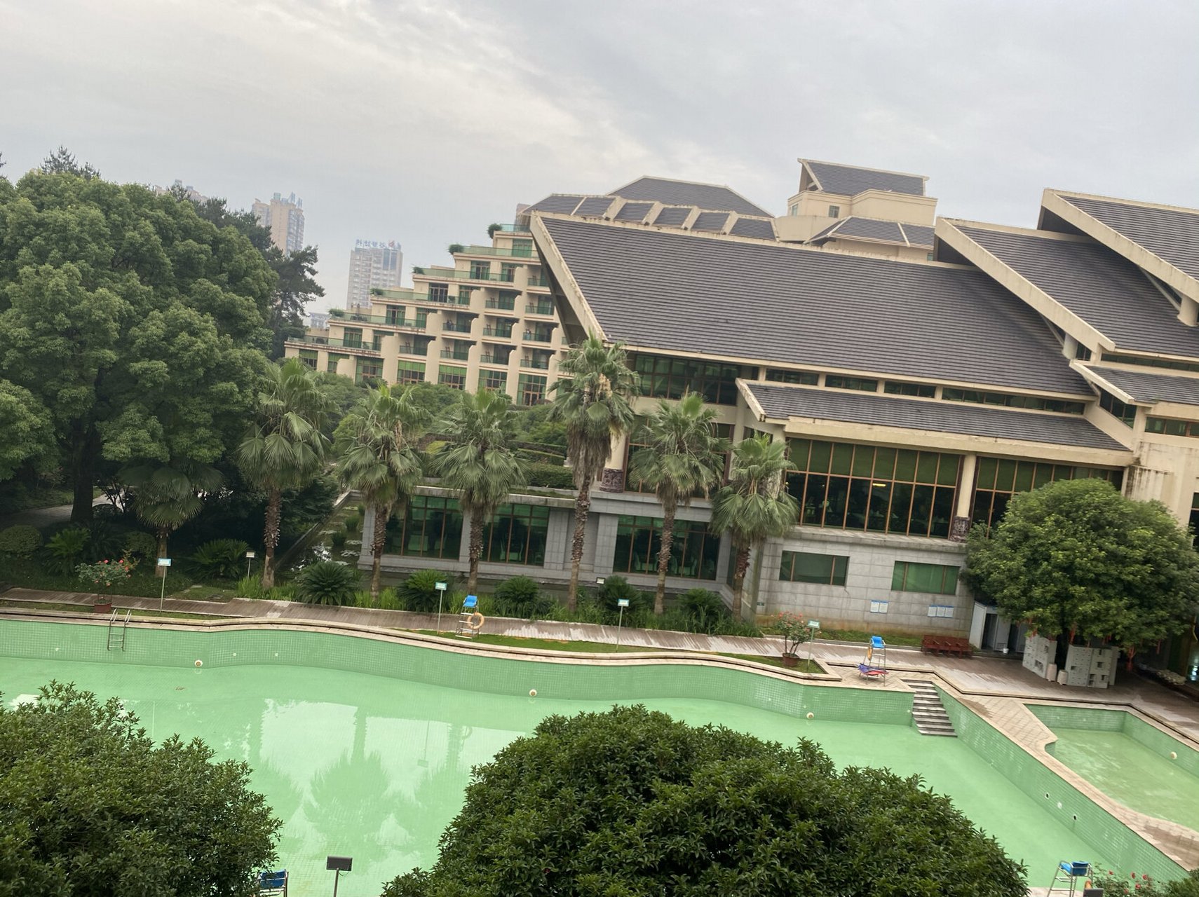 衡阳林隐假日大酒店 比较老久的一家酒店,环境真的还不错,很宽敞的