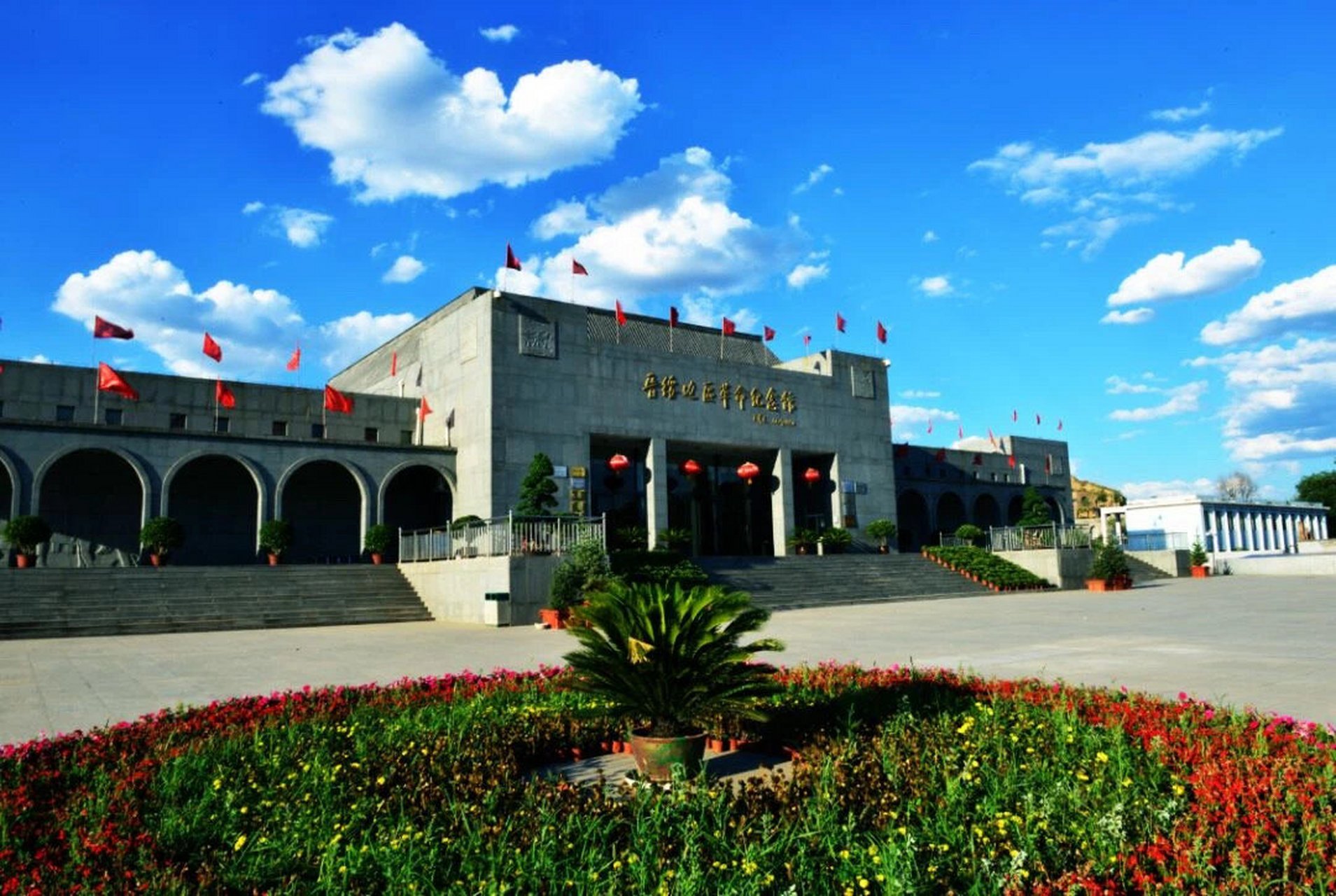 纪念馆收藏陈列了反映晋绥边区革命斗争史的图片,文字,实物等珍贵文物