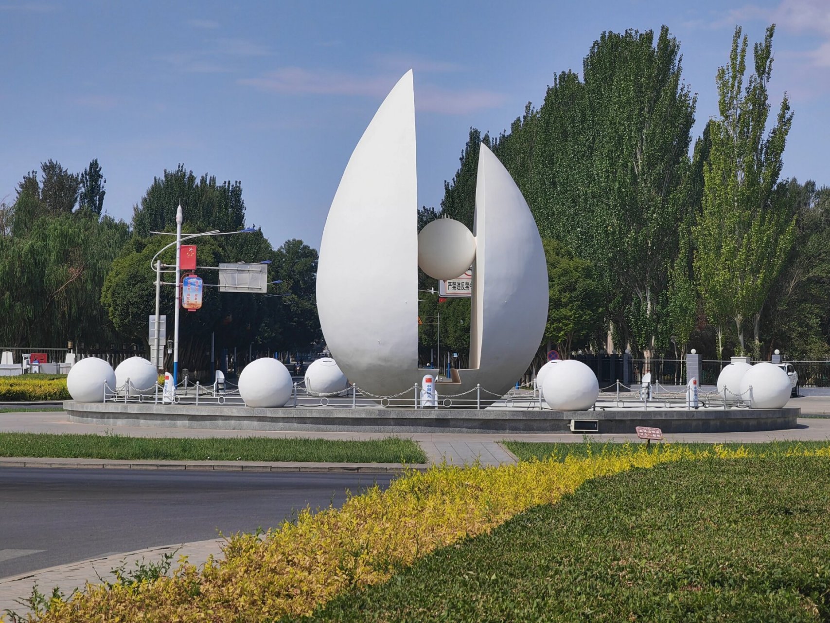 航天城旅游攻略 1,酒泉航天城属于军事基地,进去要提前预约.