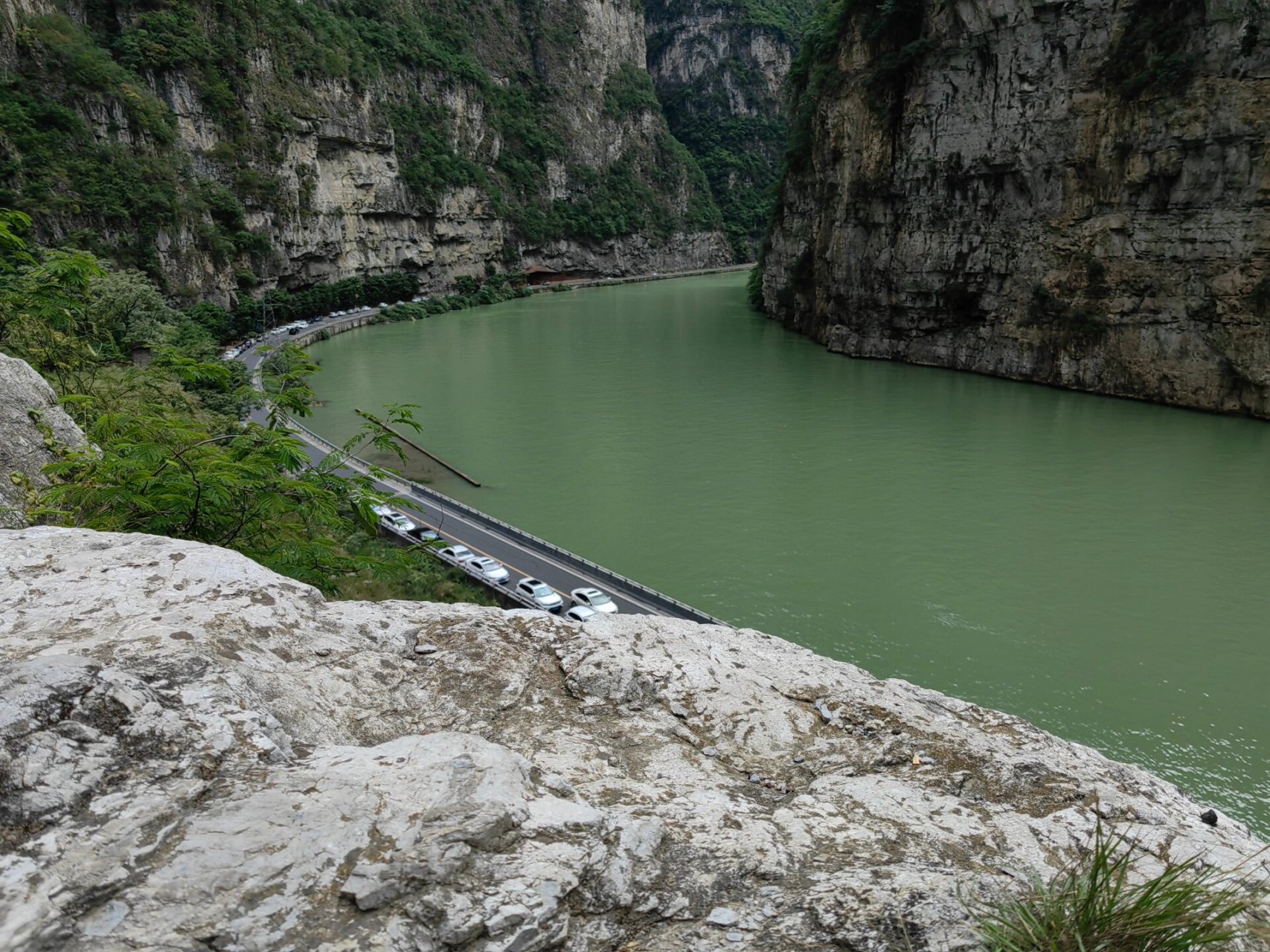 金口河大峡谷-同心桥 金口河同心桥是一座横跨大渡河的红色铁索桥,全