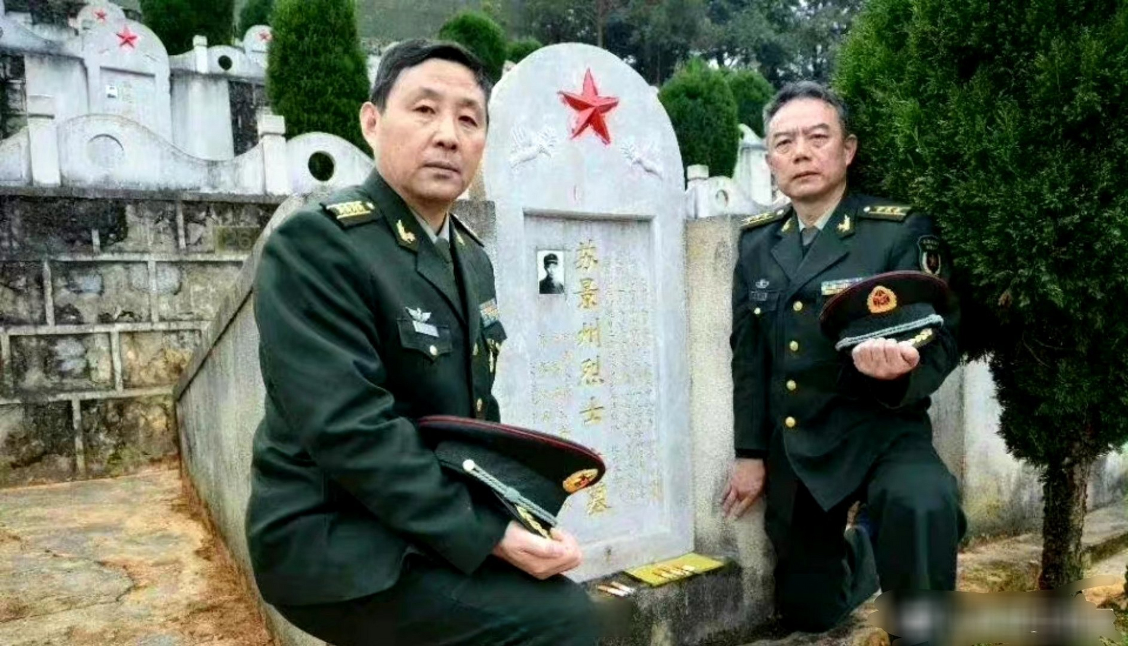 这是一张老山战斗英雄胡国桥与一等功臣王曙光的合影,两位英雄在