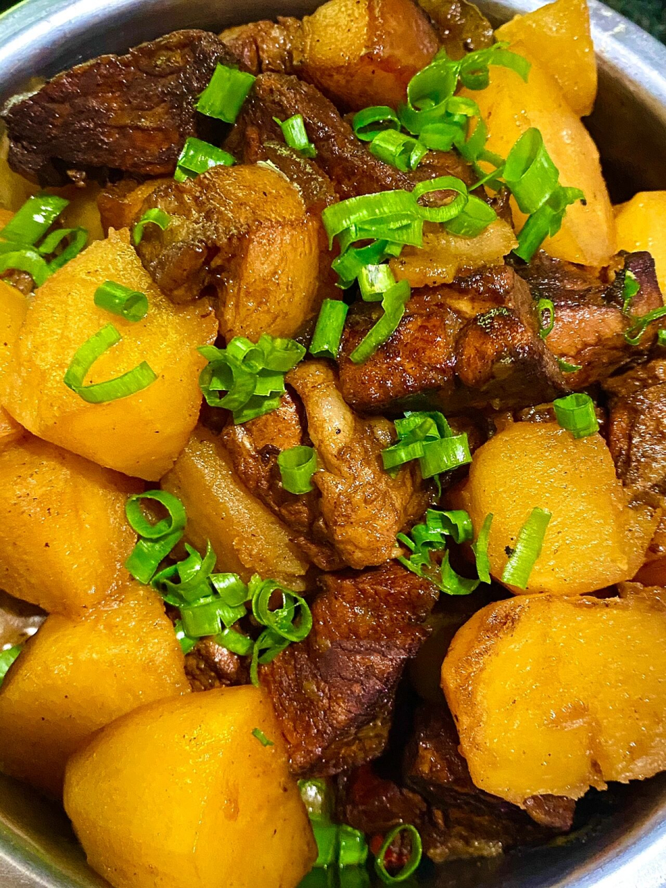 土豆烧肉这样做出来真的肥而不腻00附做法 耙耙面面的土豆!