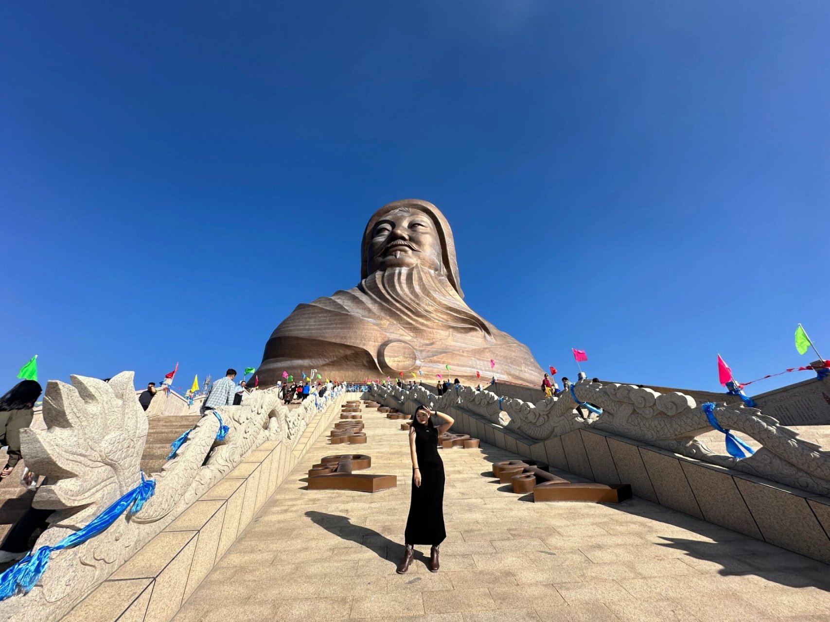 你也去看成吉思汗雕像了吗 乌海市区很多地方一抬头就可以看到这个成