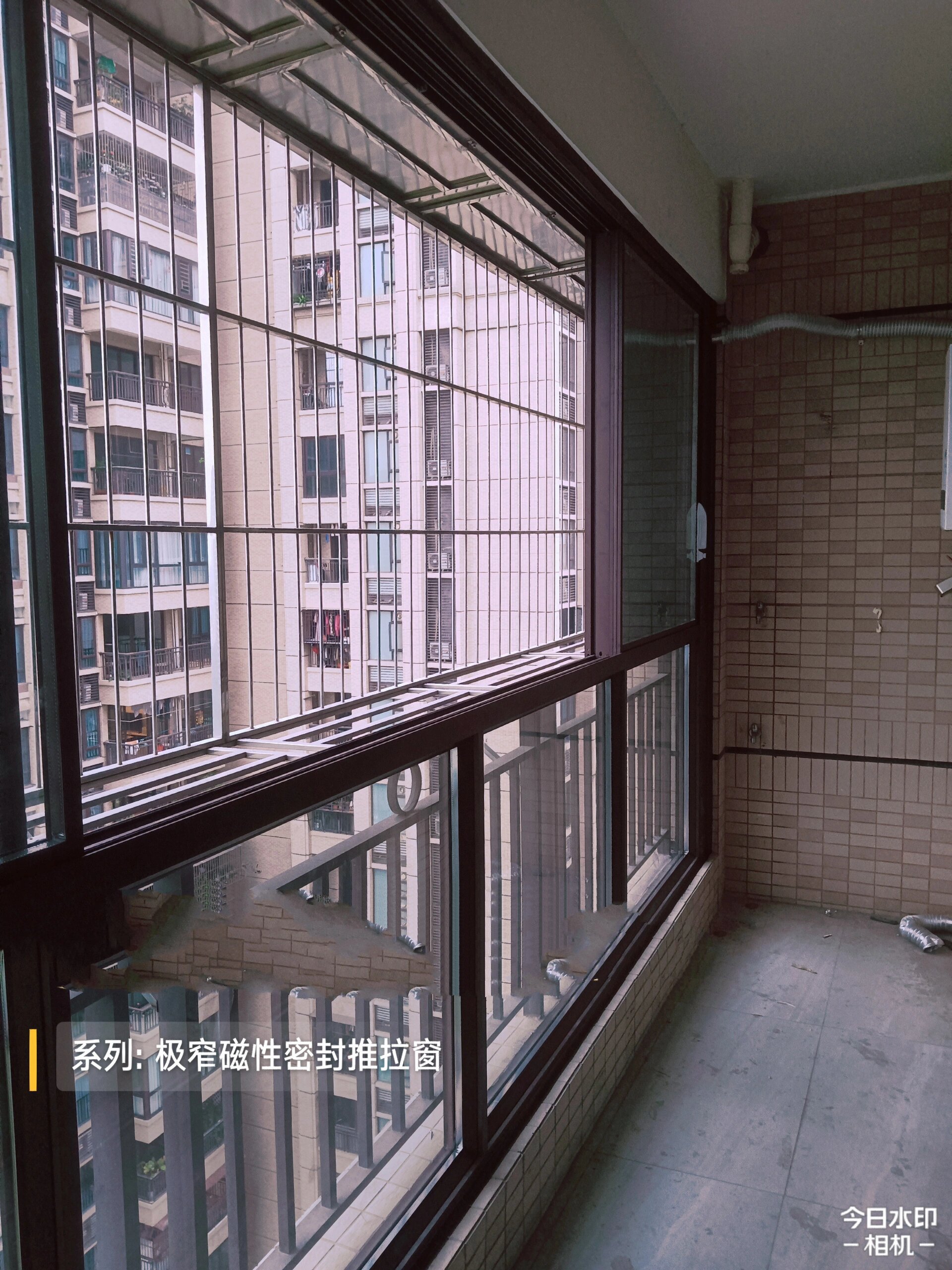 极窄推拉窗加外抛防盗网