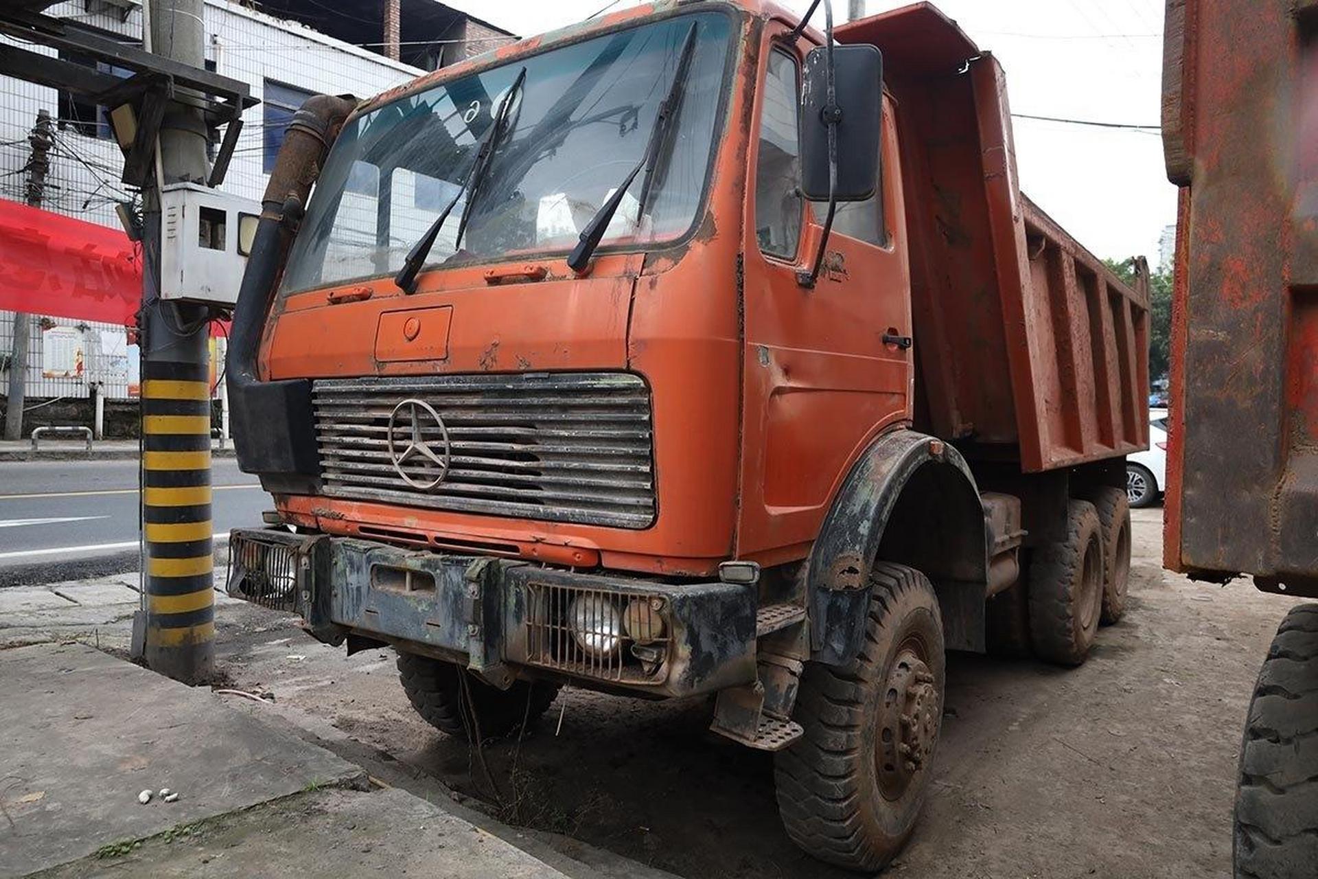 四十年前,德国进口奔驰ng2026六驱自卸车,工地活化石!