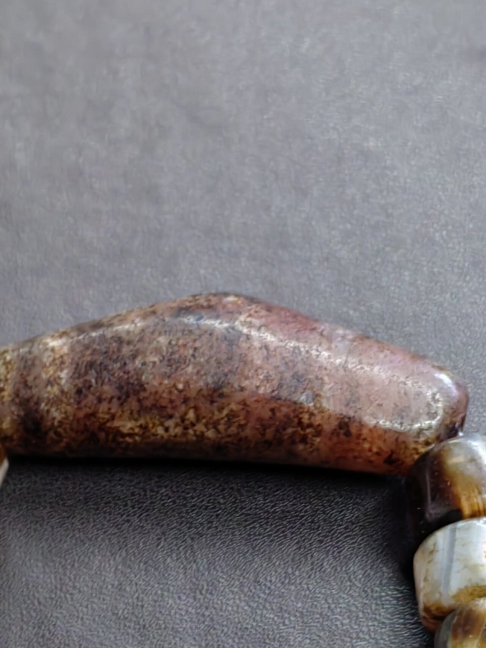 也寓意圆满,牛角玛瑙天珠包含了所有图腾的象征意境,拥有无限宽广的最