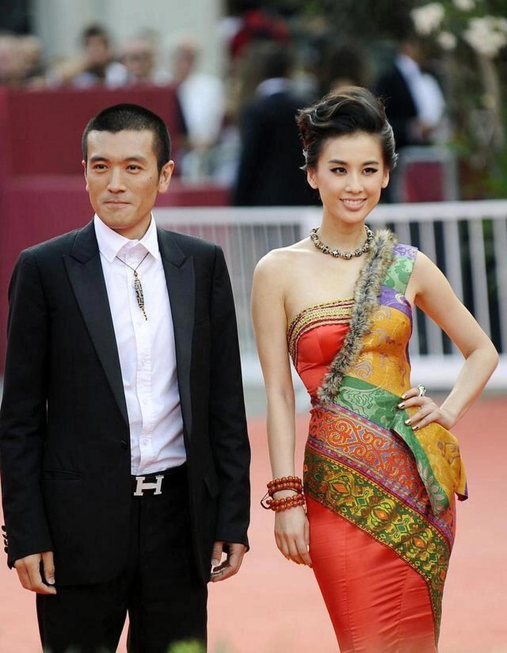 近日,一则关于黄圣依,杨子夫妇参与直播带货的事件引起了社会广泛关注