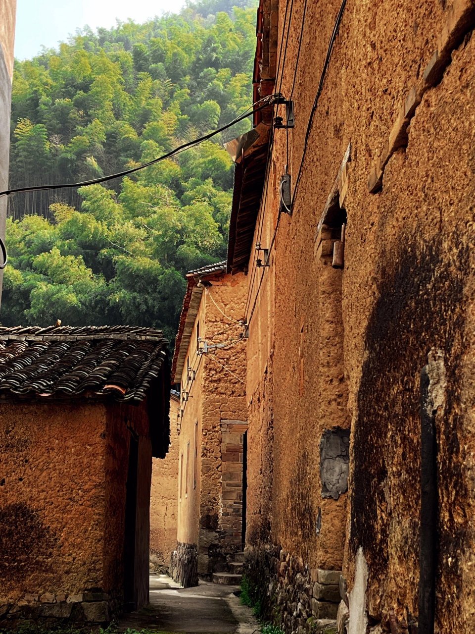 林村,处大山深处,于东阳,永康和义乌三地交界处,(附近有个三界碑)