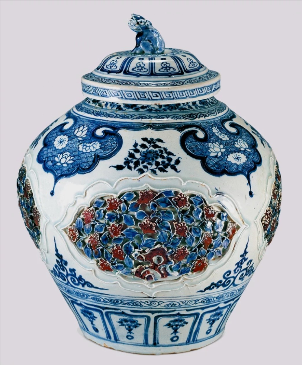 每日艺谈|元61青花釉里红开光贴花盖罐 97作品信息:《青花釉里红